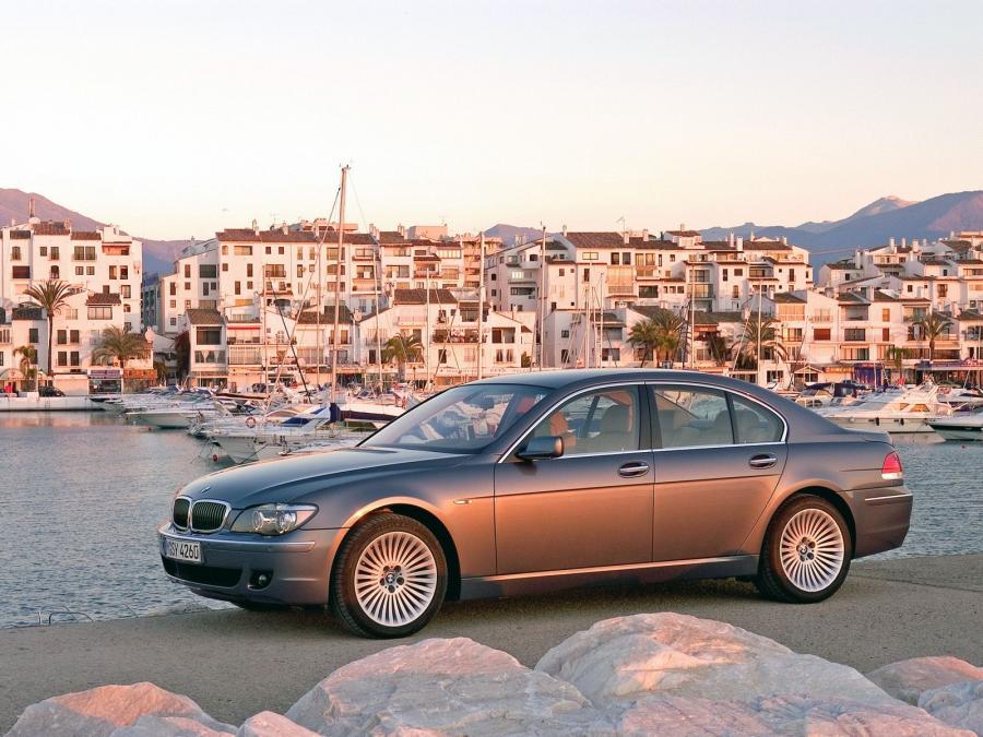  BMW 750i 2005 года  (фото 11 из 16)